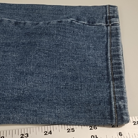 Wrangler Regular Fit Jeans with Classic Wash - Picture 4 of 9